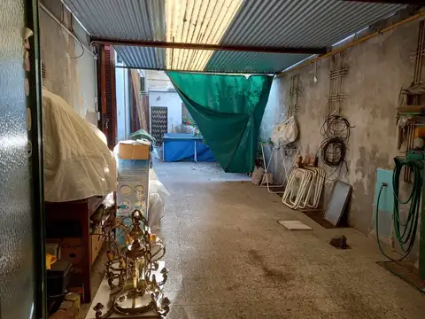 Casa 5 ambientes mas local sobre lote de 8,77 x 30,40