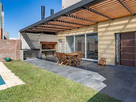 VENTA  PERMUTA - Casa 5 dormitorios, con pileta y quincho - Palo Alto, Pueblo Esther,