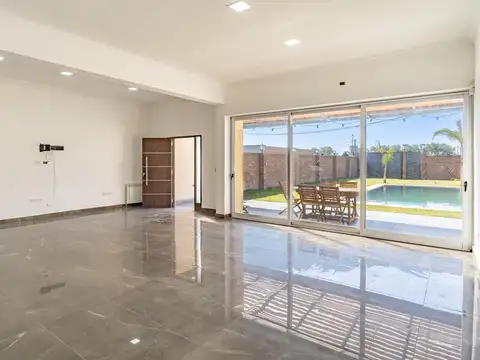 Casa en Venta con 3 cocheras