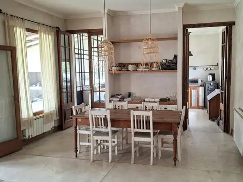 Casa 4 ambientes con 2 baños
