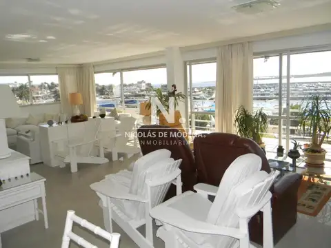 Apartamento en venta con vista al puerto !