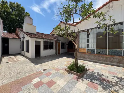 Casa de 4 ambientes a la venta en Martinez