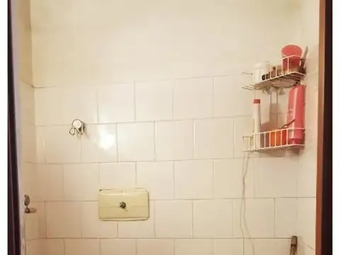 1ª Piso x escalera.2ambientes con dos entrepisos.Paga expensas.