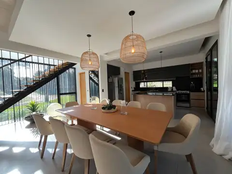 Casa 6 ambientes con 5 baños