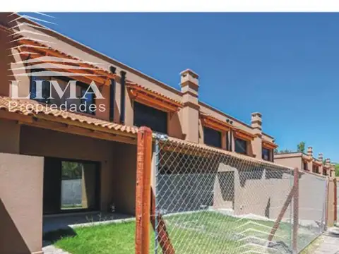 Casa 3 dormitorios. Condominios Ugarteche. Barrio Aldea Fisherton.
