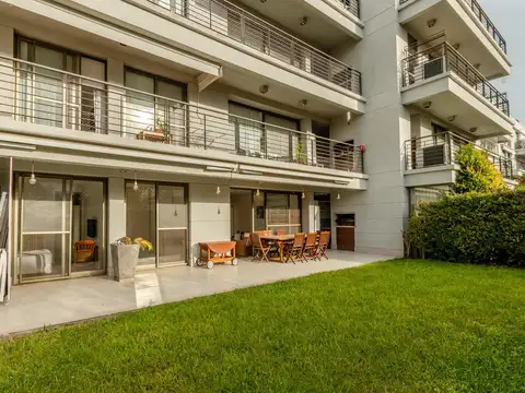 Impecable departamento en venta con jardín y cochera doble en Arboris, San Isidro.