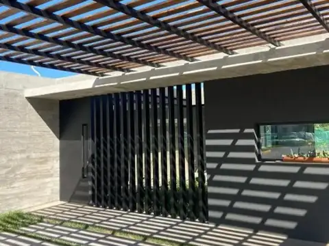 Casa en Venta con 4 cocheras