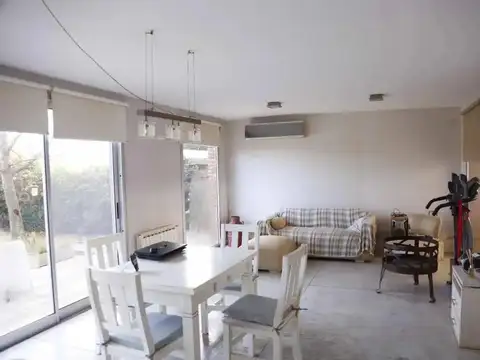 Casa en PH en venta en Gonnet 3 DORMITORIOS PILETA