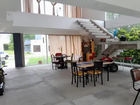 Casa 5 ambientes con 4 baños