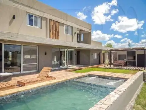 Amplio dos ambientes con jardin