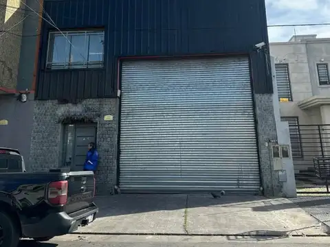 Galpon con oficina y fondo libre.