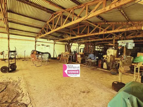 ¡Oportunidad única en Ruta 130! Dos casas con tinglados