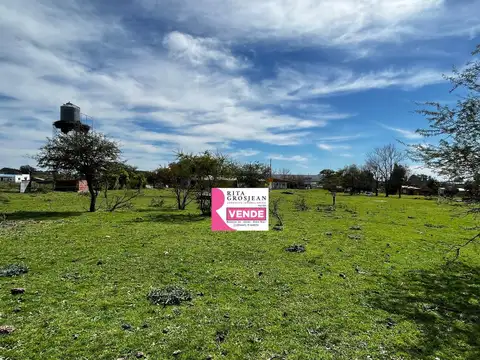¡Oportunidad única en Ruta 130! Dos casas con tinglados 