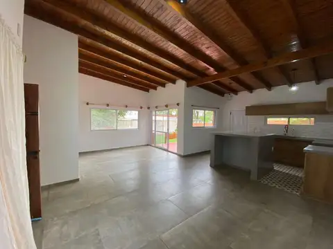 Casa en lote propio de 3 amb amplios , entrada de auto , jardín fondo y lavadero independiente