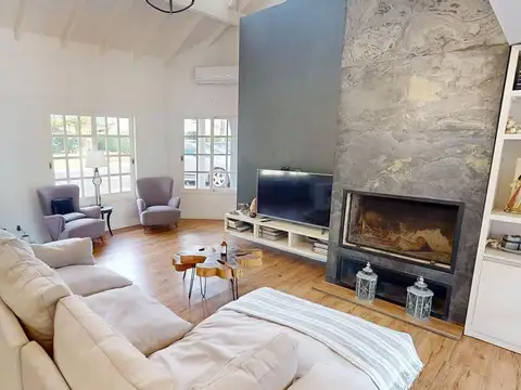 Casa en Venta con 3 cocheras