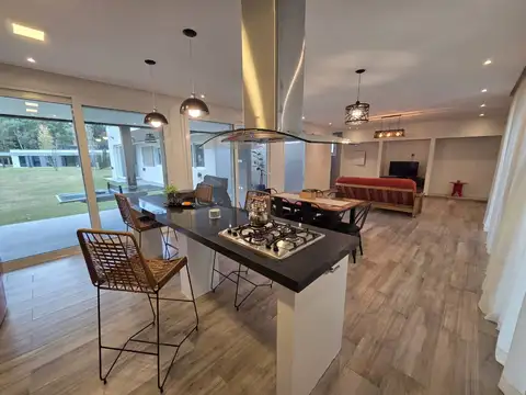 VENTA CASA 4 AMBIENTES EN MIRALAGOS 1 - LA PLATA