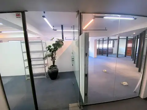 Oficina 10 ambientes con 3 baños