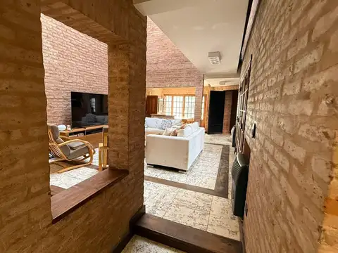 Casa en Venta con 2 cocheras