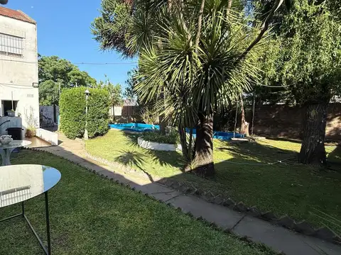 Vivienda multifamiliar con dos casas y un galpón en un amplio terreno en Billinghurst