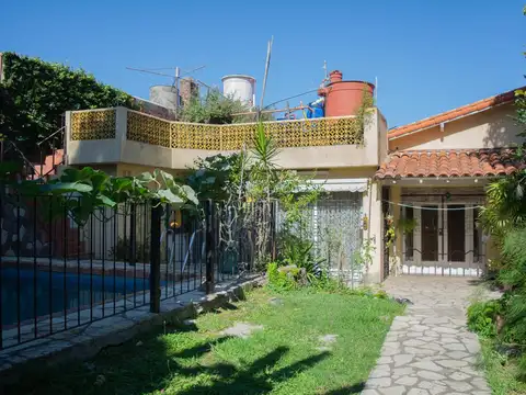Casa de 4 ambientes con pileta y garage en venta en Martinez