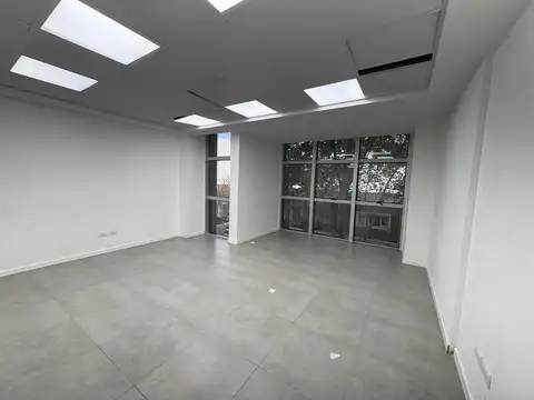 Semipiso de oficina a metros de Av. Colon