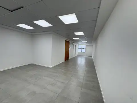 Semipiso de oficina a metros de Av. Colon