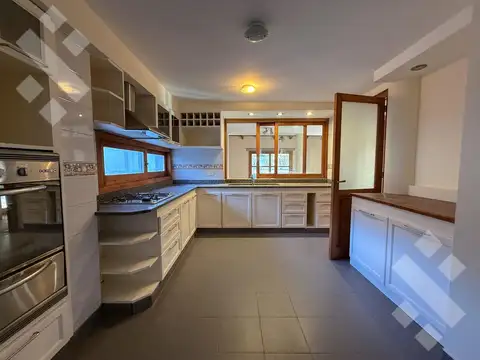 Casa 7 ambientes con 3 baños