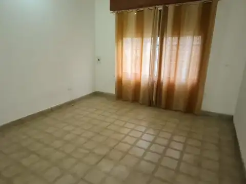 Venta Casa 2 dormitorios con cochera y jardín