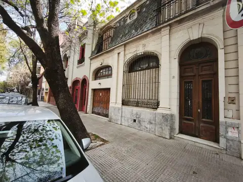 CASA EN DOS PLANTAS, EXCLUSIVAMENTE PARA USO COMERCIAL O PROFESIONAL, CON GARAGE, PATIO Y TERRAZA.