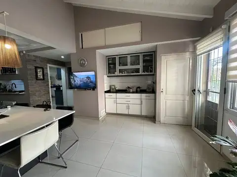 VENTA DE CASA DE CATEG. SOBRE ACCESO ESTE, MAIPU