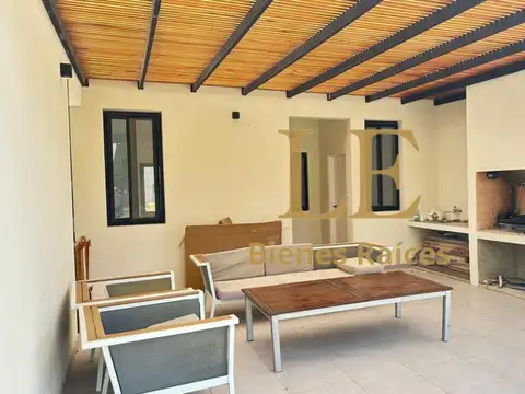 Casa 5 ambientes con 4 baños