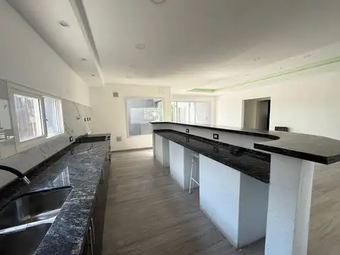 Casa en Venta con 4 cocheras