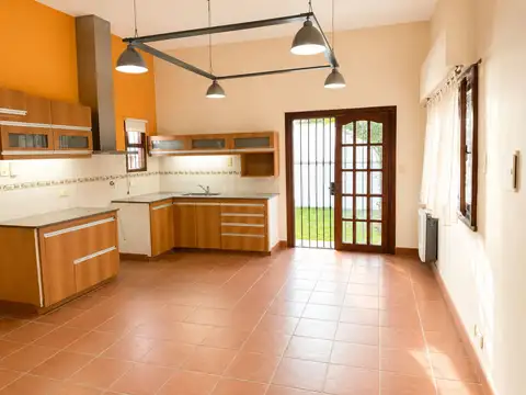 VENTA CASA 4 AMBIENTES CON GARAGE EN QUILMES