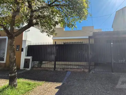 CASA SOBRE LOTE PROPIO 4 AMBIENTES - PARQUE- PILETA