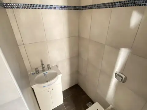MONOAMB. DIVISIBLE, 30 M2 TOT.,LATERAL MUY LUMINOSO, BAÑO COMPLETO Y TOILETTE, COCINA INTEG. C/ GAS Y ESP. LAVARROPAS, PLACARD, EXC. UBICACIÓN!