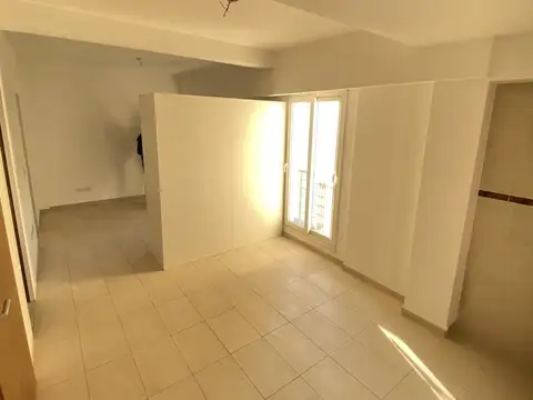 MONOAMB. DIVISIBLE, 30 M2 TOT.,LATERAL MUY LUMINOSO, BAÑO COMPLETO Y TOILETTE, COCINA INTEG. C/ GAS Y ESP. LAVARROPAS, PLACARD, EXC. UBICACIÓN!