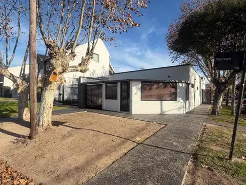 Casa tipo PH de 3 Ambientes reciclada a nueva en Bernal Centro