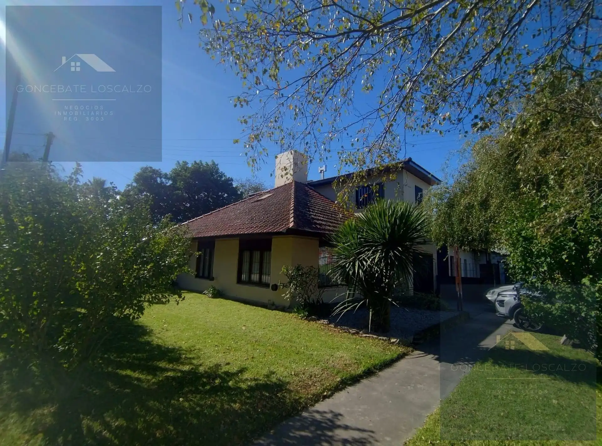 Casa en venta 4 ambientes con garage y entrada de auto — Los Pinares