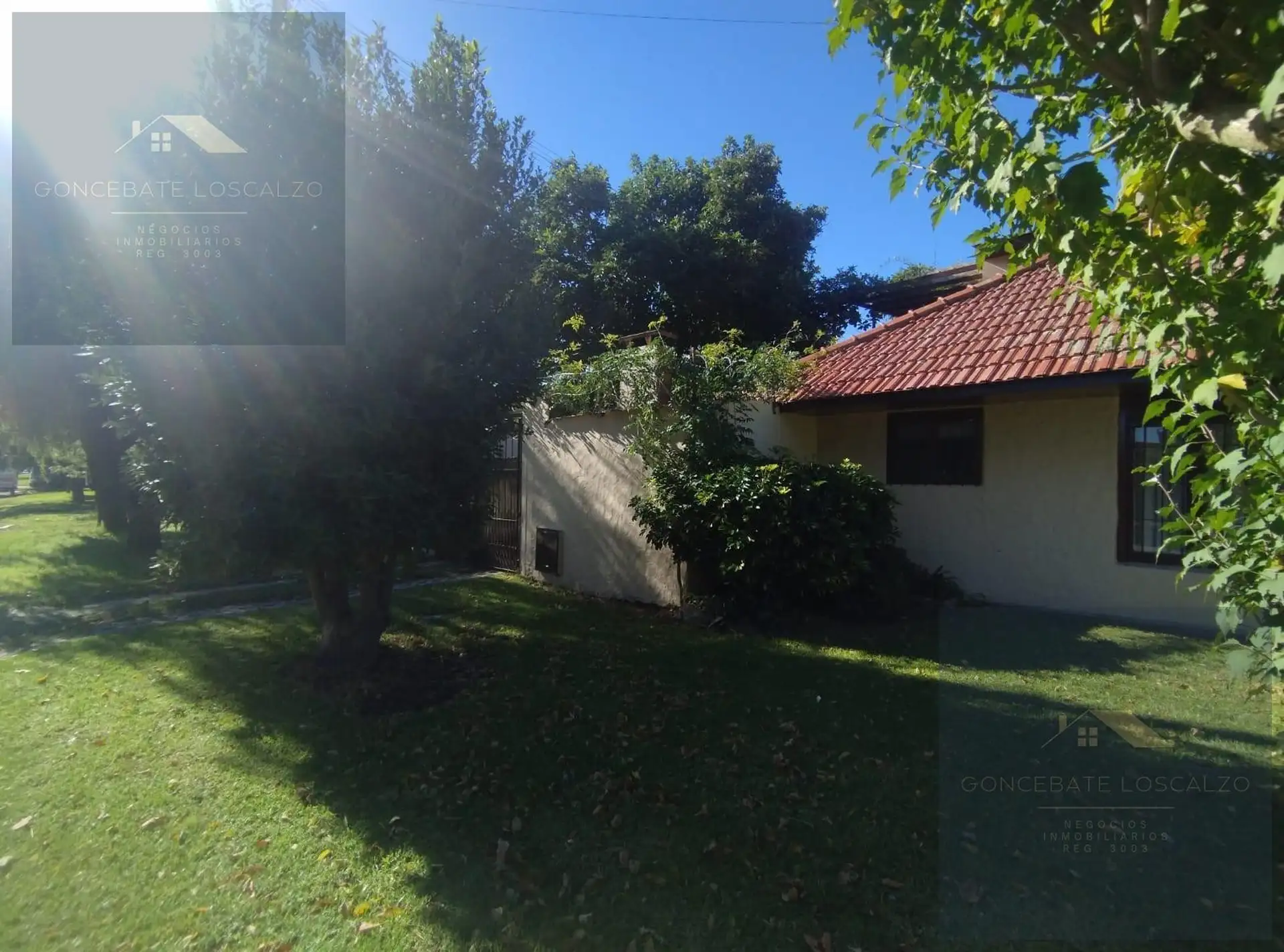 Casa en venta 4 ambientes con garage y entrada de auto — Los Pinares