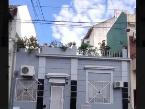 Casa en lote propio con terraza y gran luminosidad en Liniers