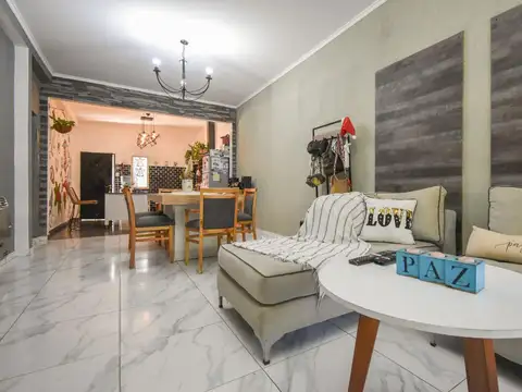 Casa en venta de 4 Ambientes con cochera y Pileta