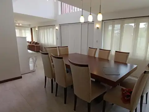 Casa en Alquiler Temporal con 7 cocheras