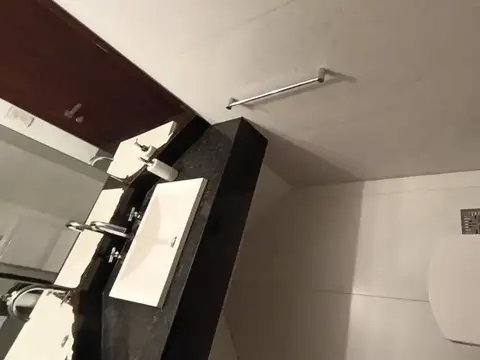 Chalet de 6 ambientes, pileta climatizada y quincho.