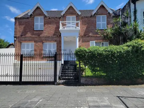 EXCLUSIVA CASA 6 AMBIENTES CON DETALLES DE CATEGORIA EN VILLA BALLESTER