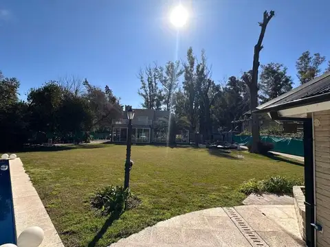 Casa en Venta con 3 cocheras
