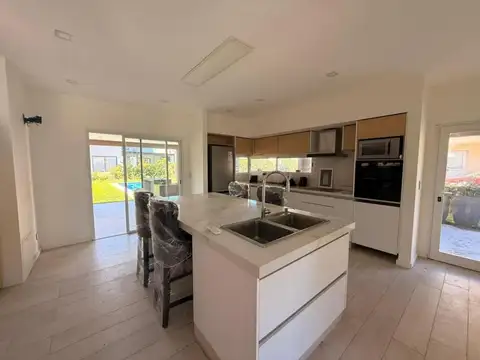 Casa 4 ambientes con 3 baños