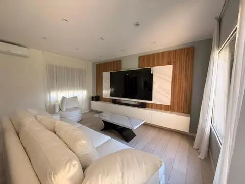 Casa en Venta con 5 cocheras