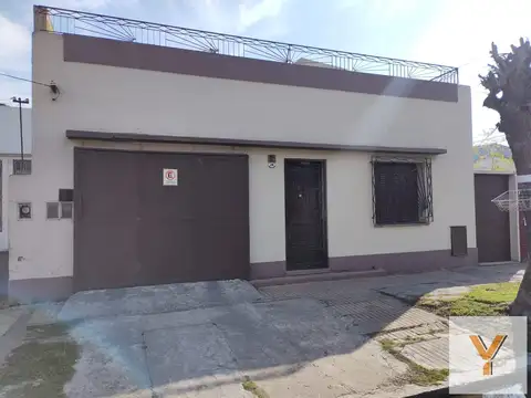 Casa en venta - 2 Dormitorios 2 Baños - Cochera - 200Mts2 - Bernal