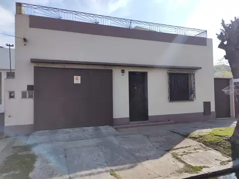 Casa en venta - 2 Dormitorios 2 Baños - Cochera - 200Mts2 - Bernal
