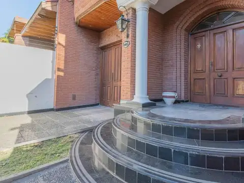 Casa 8 ambientes con 4 baños